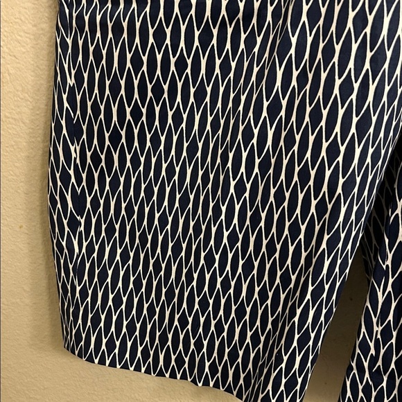 Liz Claiborne Sloane Stretch Blue White Patterned Bermuda Shorts Size 6 - Picture 5 of 9